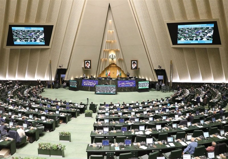 نمایندگان مجلس لباس سپاه به تن کردند 